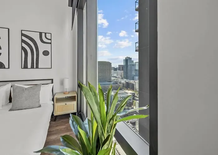 Boulevard Modern Highrise Stu Sky Pool Parking Gym 09 *