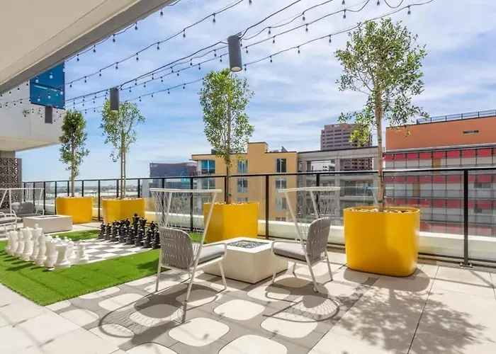 Apartment Boulevard Modern Highrise Stu Sky Pool Parking Gym 09
